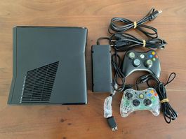 Xbox 360 Slim Konsole (250GB HDD) inkl. 2 Controller