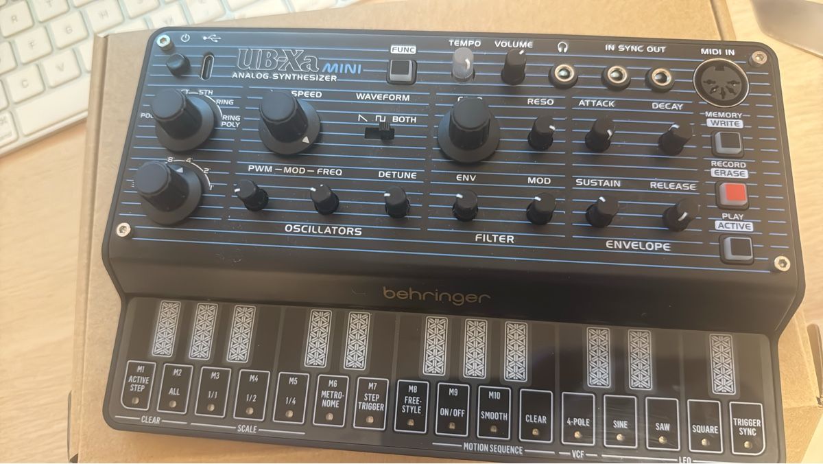Behringer Instruments de musique: Behringer UB-Xa Mini Analog Synthesizer - Great Condition! – Neuf (Voir description) à Paudex par mrh_6wwk