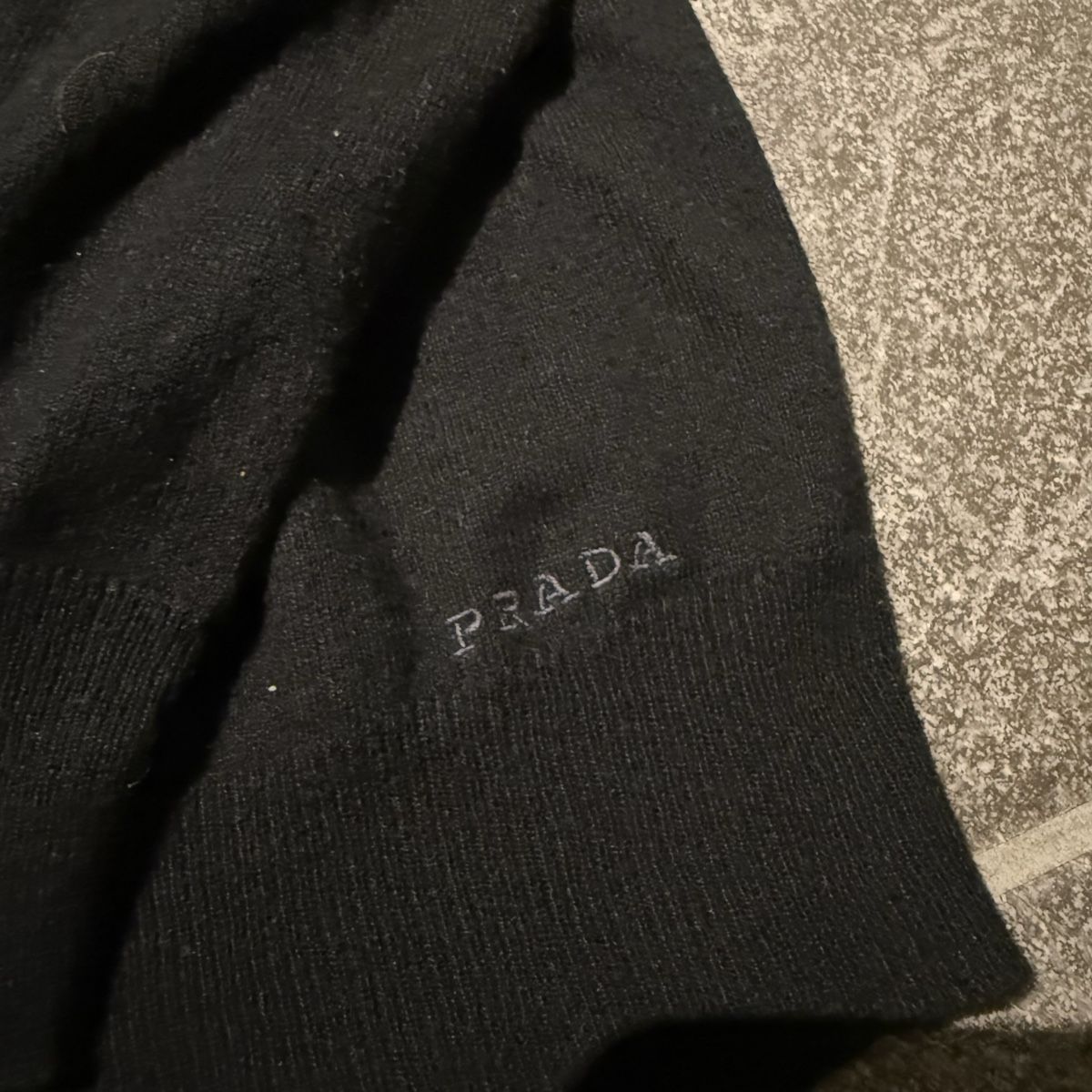 Prada Maglioni & Felpe: Prada V-Neck Pullover Schwarz – Baumwolle & Kaschmir – Usato da Embrach venduto da bernadiebernada 2