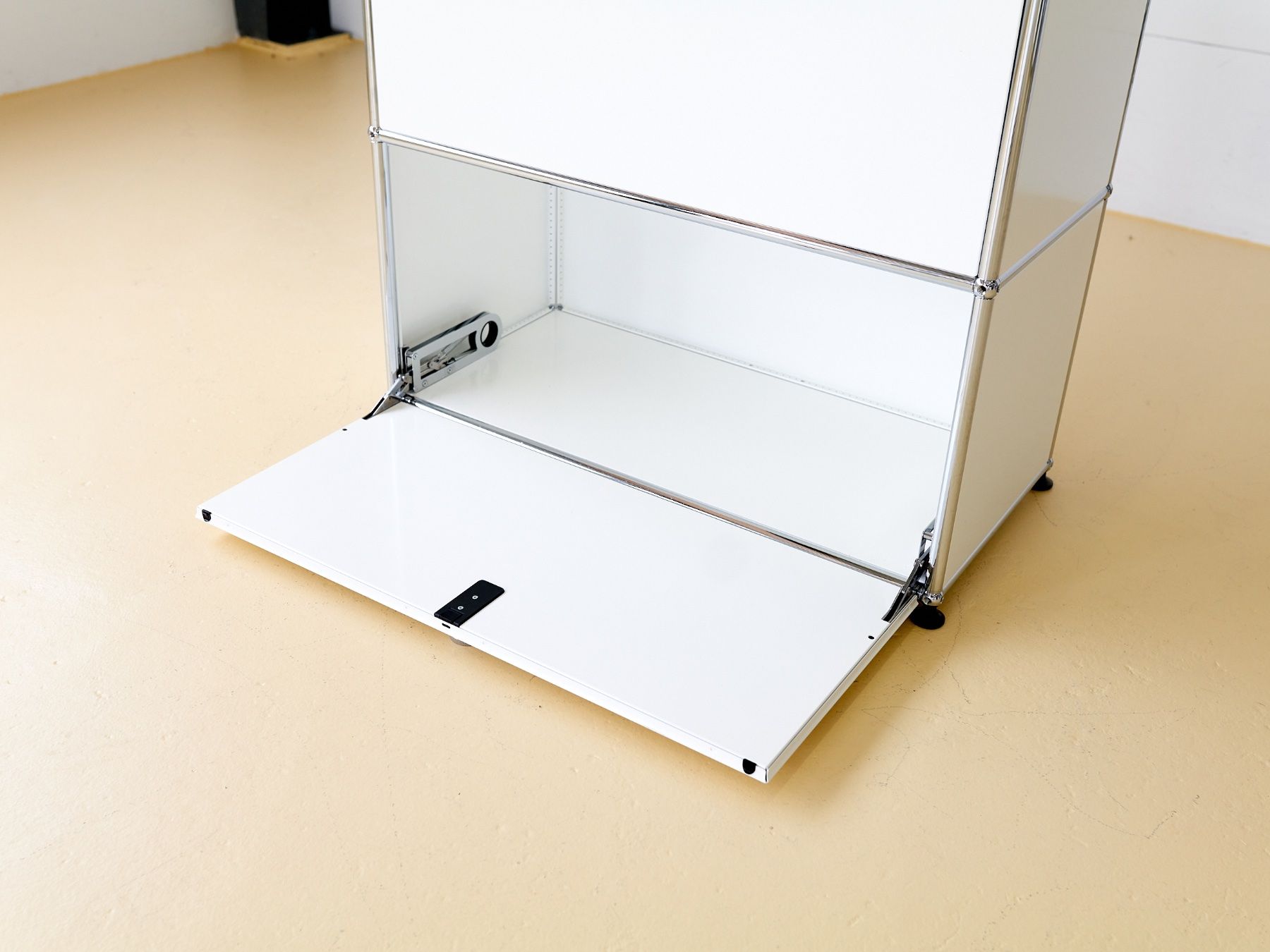 USM Cassettiere: USM Sideboard in Reinweiss mit Auszugtablar – Usato da Meinisberg venduto da atelier_TILIJA 8