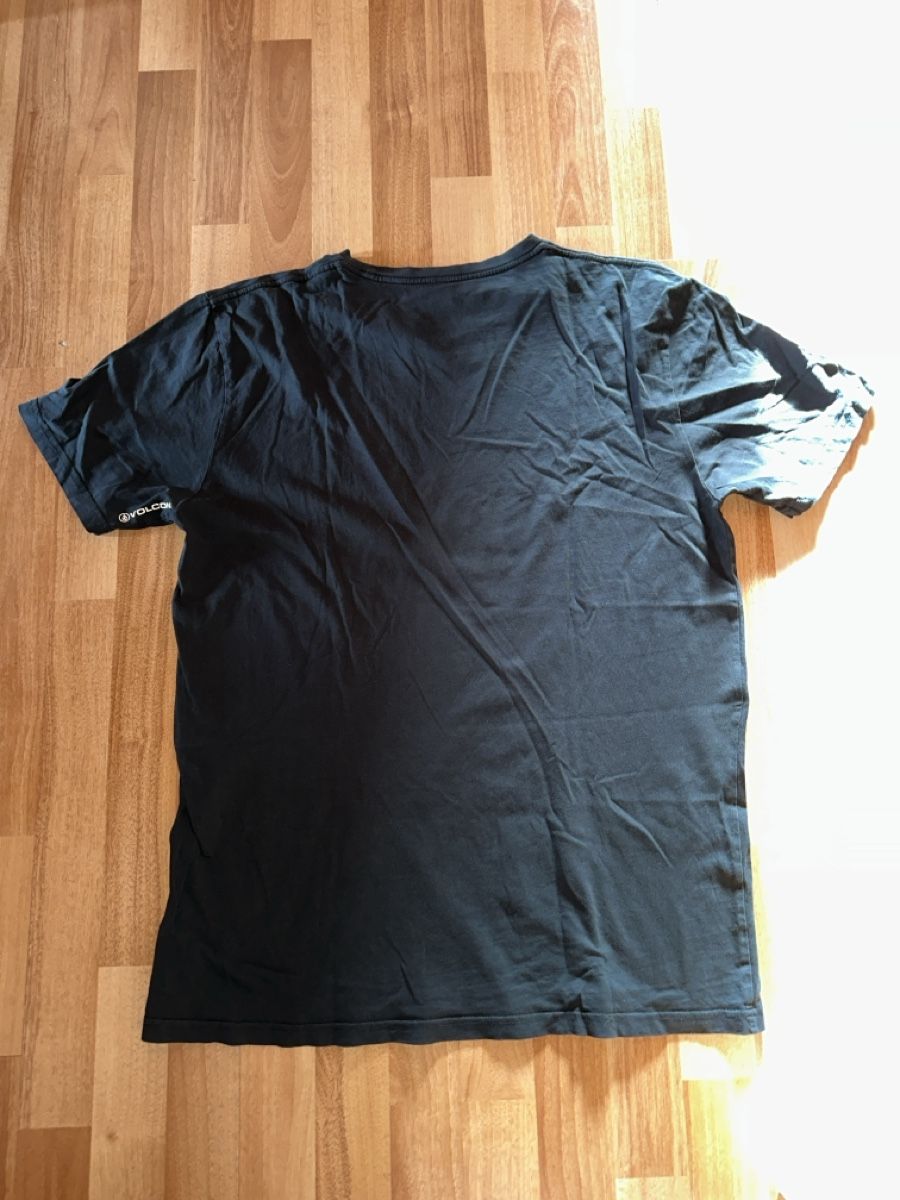 Volcom T-shirt: Schwarzes Volcom T-Shirt - einf. Brustbreite 57cm – Usato da St. Gallen venduto da mai_2lcj 1
