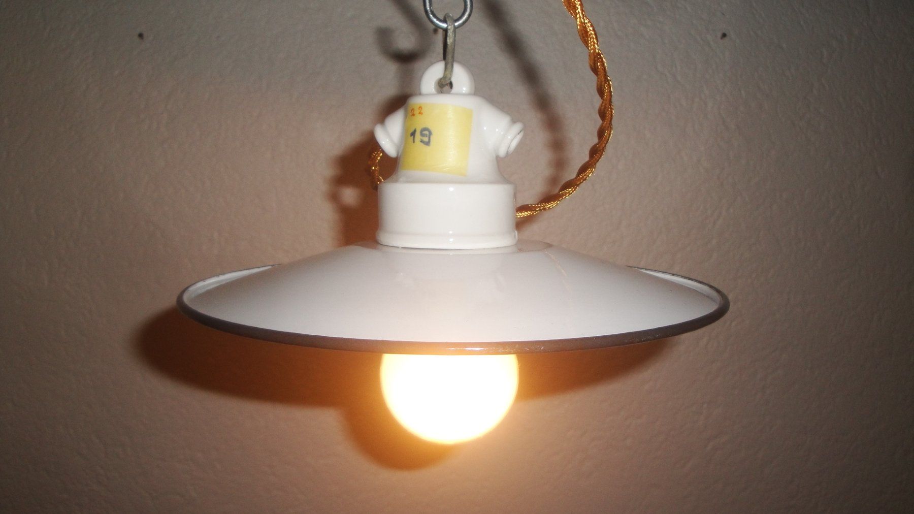 Lampadari & plafoniere: Kellerlampe mit Emaillierter Lampenschirm – Usato da Zürich venduto da Paykan 1