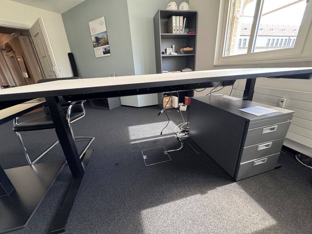 Linak Schreibtisch elek. höhenverstellbar max. Höhe 125 cm (Gebraucht ...