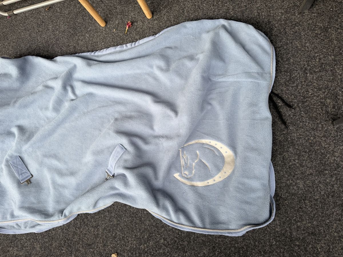 Couvertures: Pferdedecke hellblau Fleece  – D'occasion à basel par kevinbasel92 2