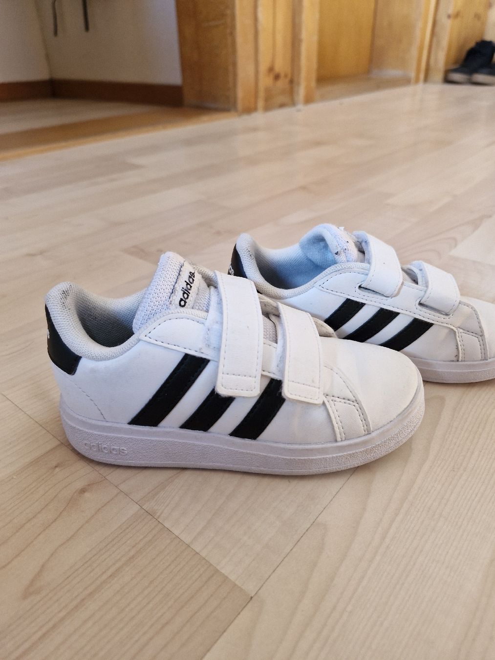 Adidas Scarpe per ragazzi: Turnschuhe Gr.27 – Usato da Disentis/Mustér venduto da epa_862v 1