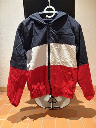 Veste à capuche tricolore bleu blanc rouge 