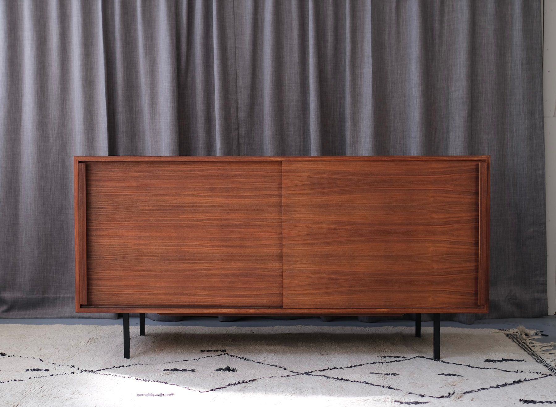 Cassettiere: Mid Century Modern Teak Sideboard, Denmark – Usato da Bern venduto da Zmodern_VIN 4