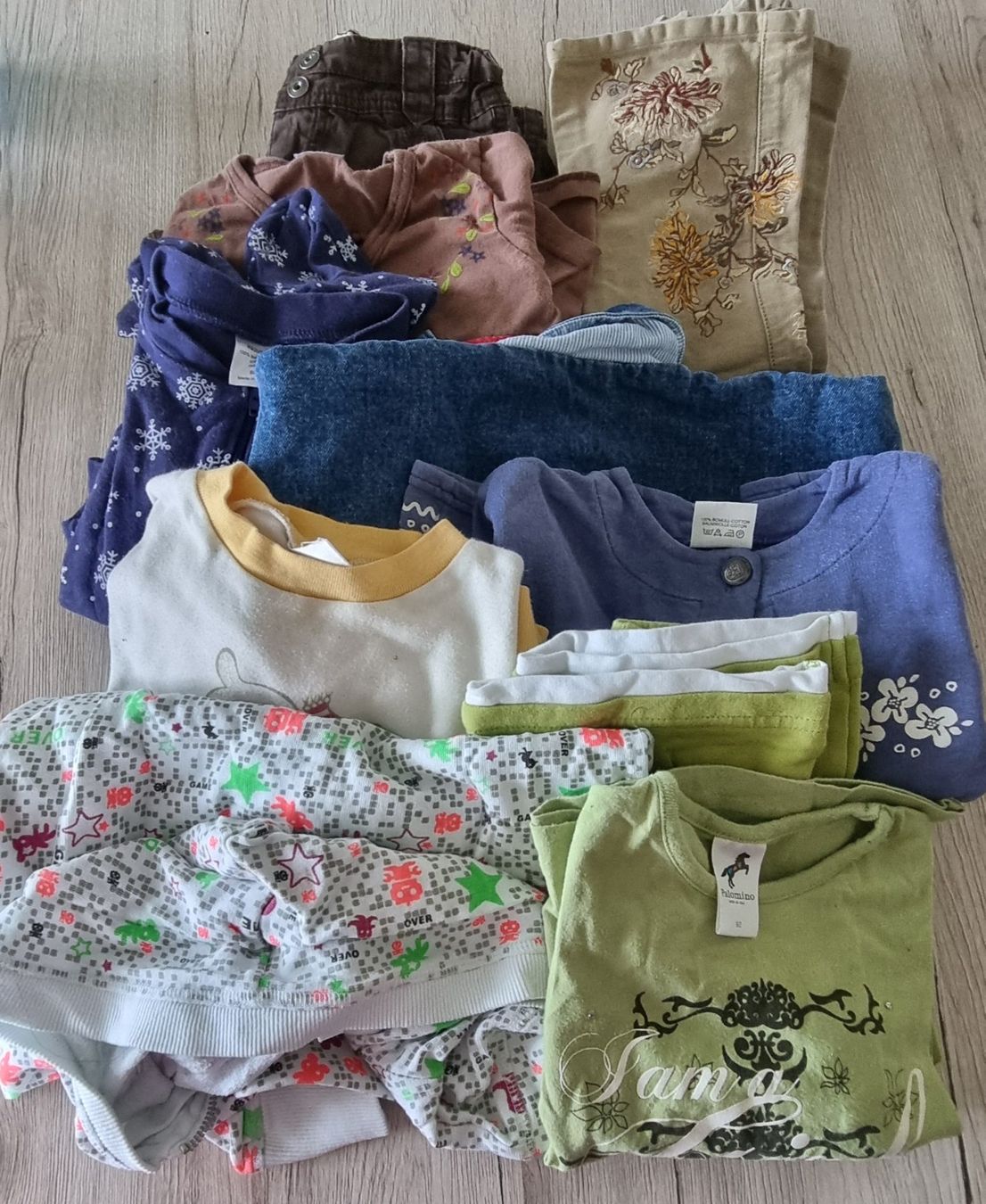 Lotti & Set di vestiti: Warmes Kleiderpaket für Mädchen gr.92 – Usato da Grossdietwil venduto da GNOM313