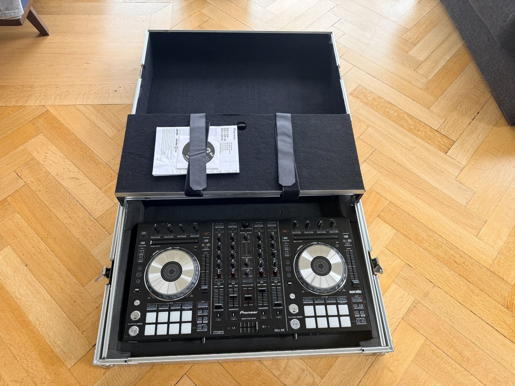 Pioneer Console di mixaggio: Pioneer DDJ-SX DJ + Magma case – Usato da St. Gallen venduto da JimmyGPT 1