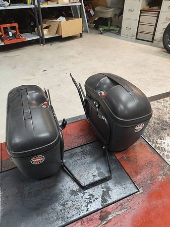 Petite valise rigide avec support en metal a adapter 