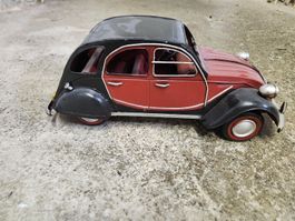 Citroen 2CV Modellauto aus Metall rot schwarz Dekoration