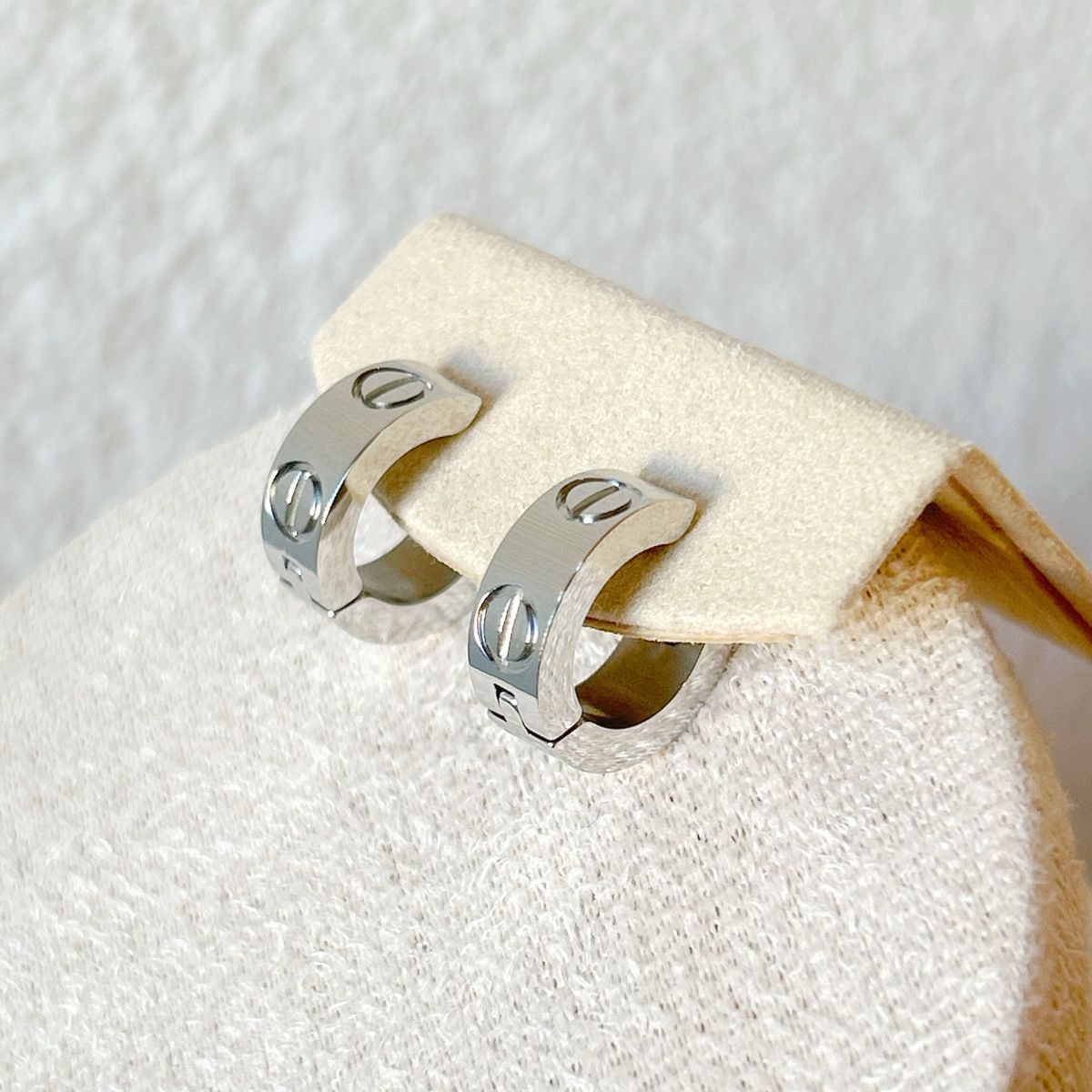 Ohrringe & -stecker: Ohrringe aus Edelstahl, silbrig, NEU – Neu und originalverpackt aus Romanshorn von KikisClothing