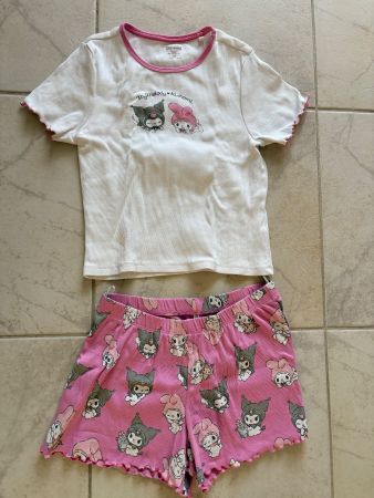 Süesser Hello Kitty Pyjama, Grösse 152, neu