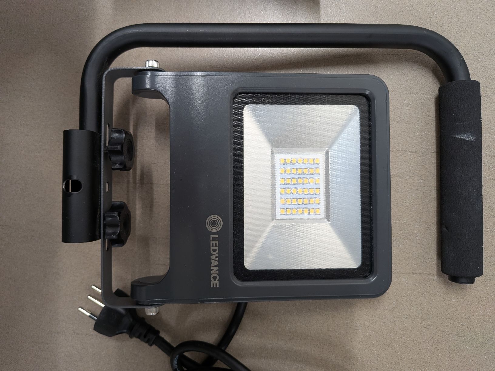 Lampade: LEDVANCE LED Arbeitsleuchte mit Stativ, neuwertig! – Nuovo (secondo la descrizione) da Zürich venduto da Benutzer_istmeinname