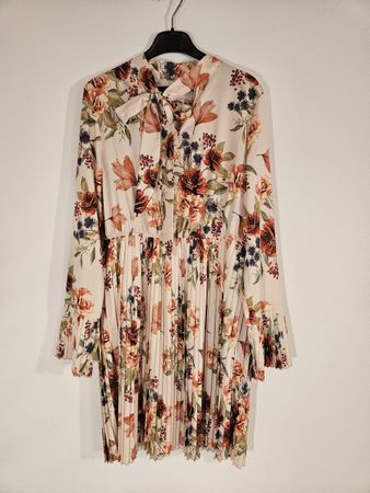 Sommerliches Blumenkleid, Grösse M, Top!