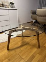 Salontisch aus Glas und Holz