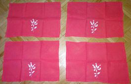 Lot de 4 serviettes /set de table rouge avec motif floral