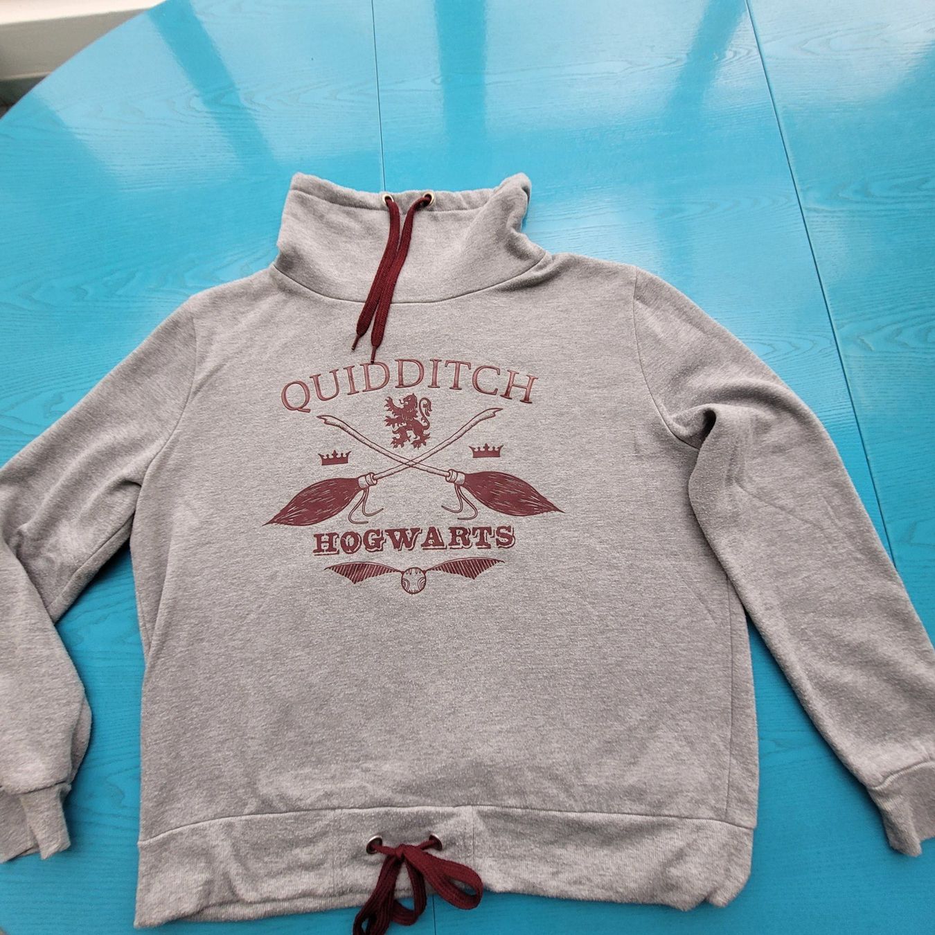 Maglioni & Felpe: Langarm Pullover GR.L /Harry Potter Hogwarts Quidditch grau – Nuovo (secondo la descrizione) da SCHÜBELBACH venduto da CoKaHa 1