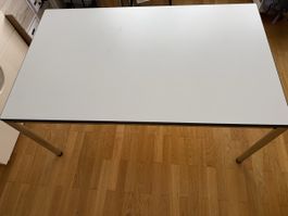 Stabiler und leicht zu verstauender Tisch