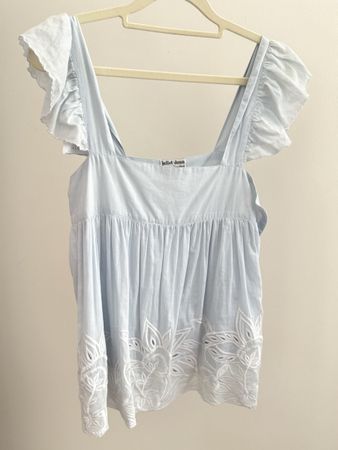 Juliet Dunn Babydoll-Top mit Bellflower-Motiv – Hellblau