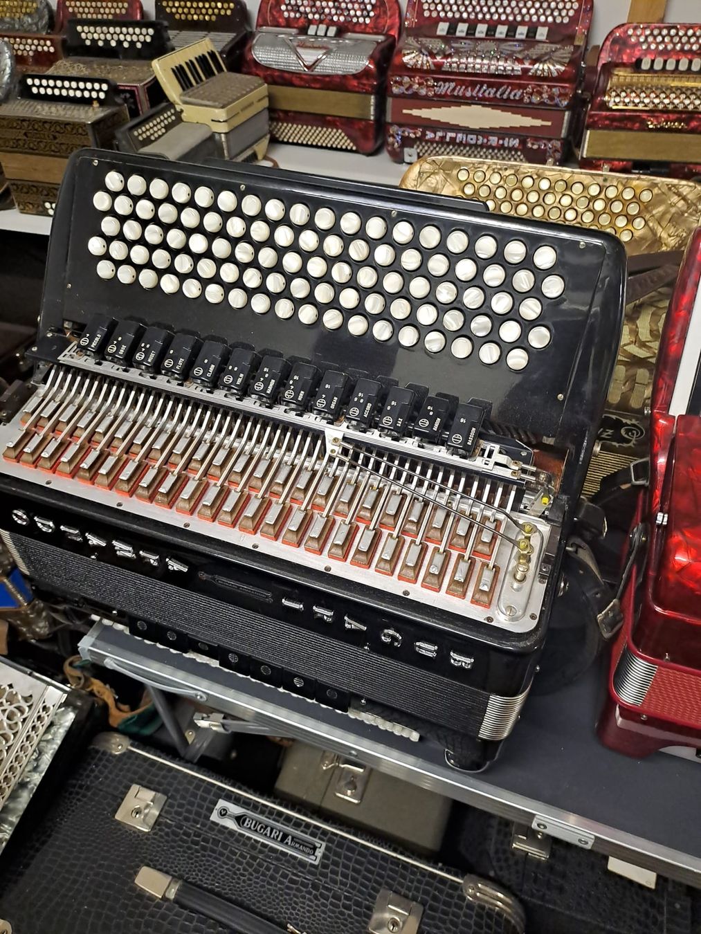 Strumenti musicali: accordéon chromatique Bugari avec cassotto  – Usato da Pont-de-la-Morge venduto da Mirabelle0 7