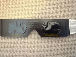 Eine Sonnenfinsternisbrille zu verkaufen - neu