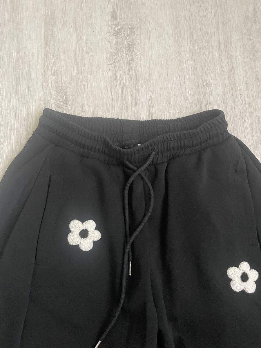Hosen: Schwarze Hose mit Blumenmuster Grösse M neu – Gebraucht aus Ennetaach von Ustraessle 2