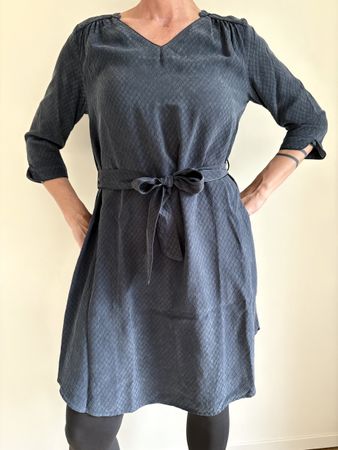 Bequemes Blusenkleid mit Gürtel in graublau, Grösse 42