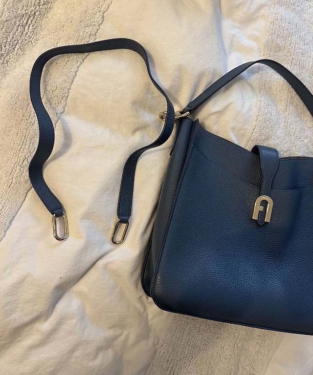 Borse da donna: Furla Handtasche Blau – Usato da Eglisau venduto da sorayaliisa 1