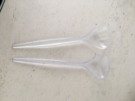 Salatbesteck aus Kunststoff, transparent, neuwertig.