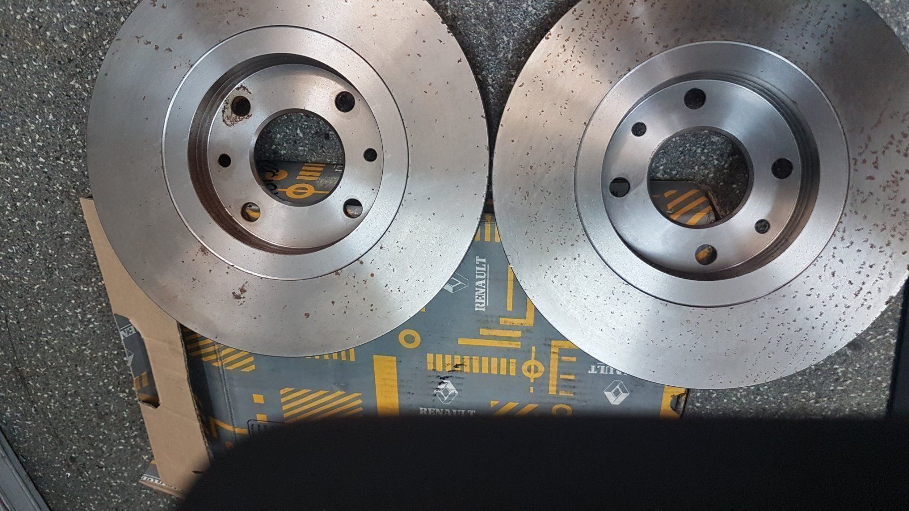 Renault Alle Autoersatzteile: 7701467955 Bremsscheibensatz vo. RENAULT – Neu und originalverpackt aus Zürich von DDAParts 1