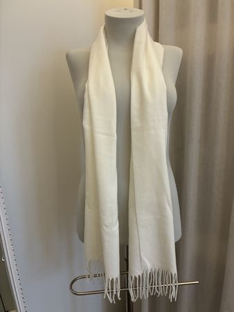 Winter-Accessoire: Weisser Schal, neuwertig