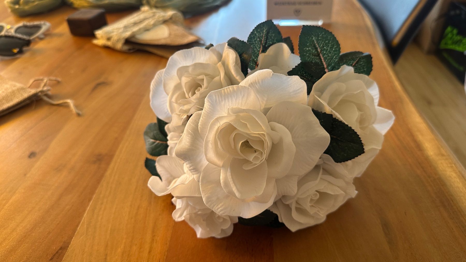 Tutte le decorazioni: Weisse Deko/ Kunst Rosen im Bund – Usato da Thun venduto da yvonne.95 2