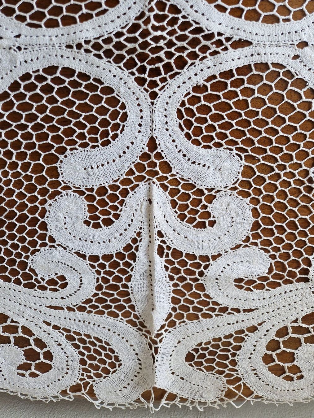 Sonstige Tischwäsche: Tischläufer 134 x85 cm/  Klöppelspitze – Gebraucht aus Bern von Antikbatik 6