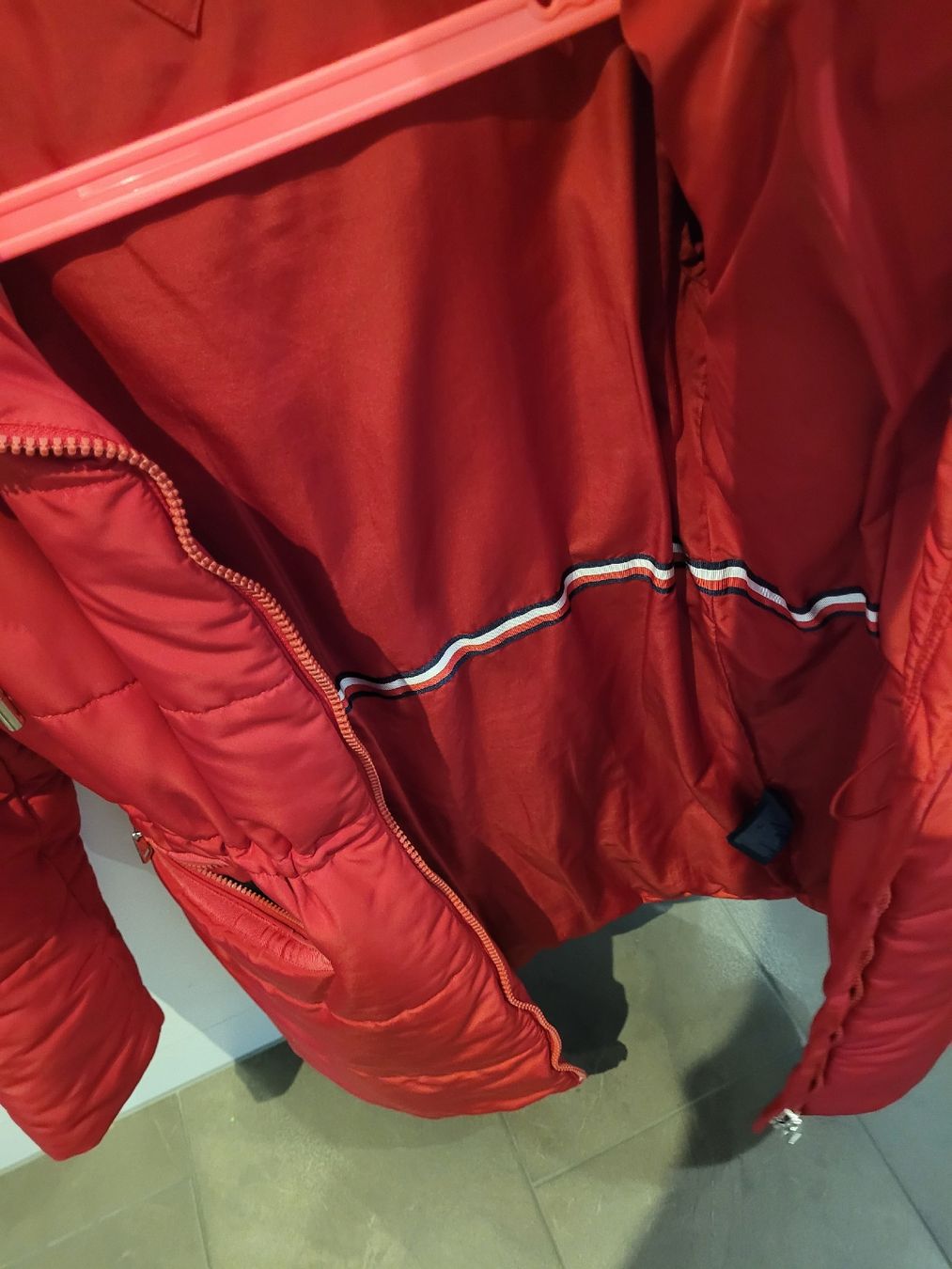 Tommy Hilfiger Mäntel: Rote Winterjacke Tommy Hilfiger, Grösse S – Neu (gemäss Beschreibung) aus Oensingen von Szofi82 3