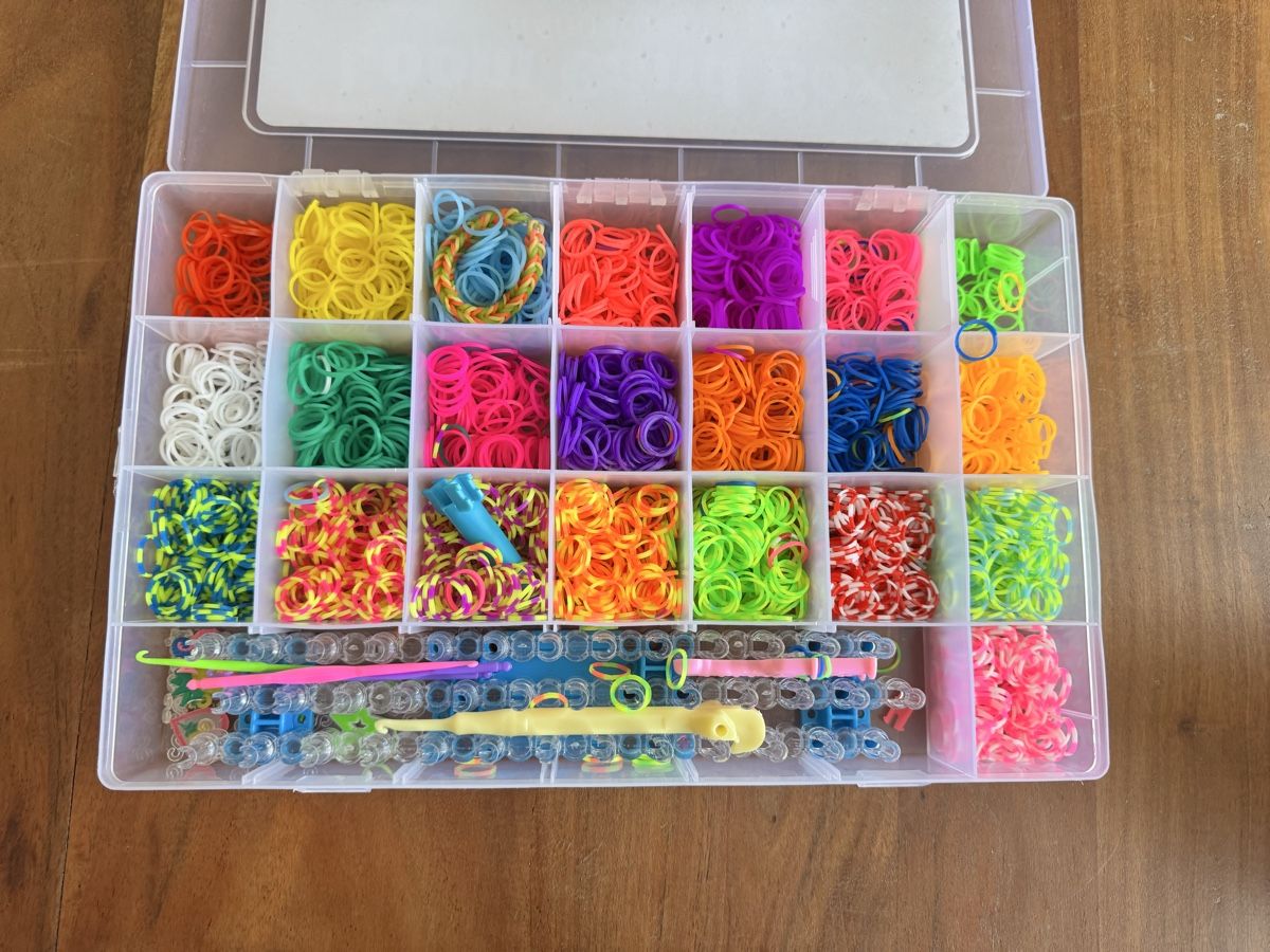 Bastelsets: Loom Bänder Set, 4400 Stk. in 22 Farben, komplett! – Neu (gemäss Beschreibung) aus St. Gallen von Popolone26 2
