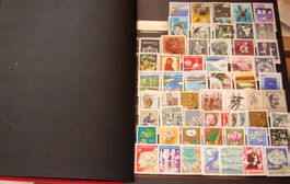 Album 16 pages rouge remplies de timbres oblitérés