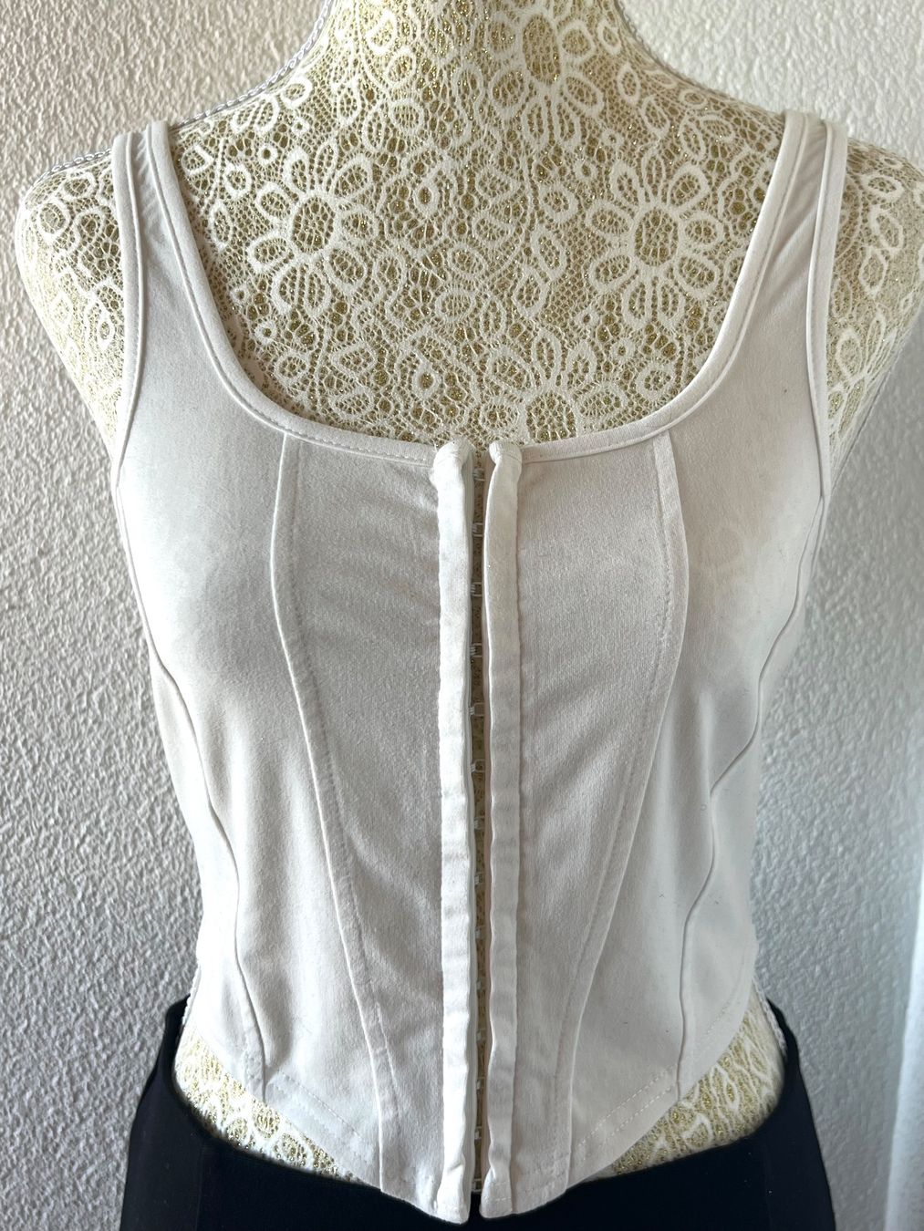 Top: White corset top – Nuovo (secondo la descrizione) da Otelfingen venduto da houseofstae 1