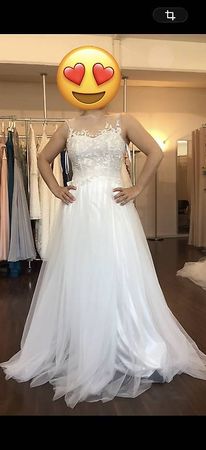 Romantisches Brautkleid mit floraler Spitze und Tüllrock