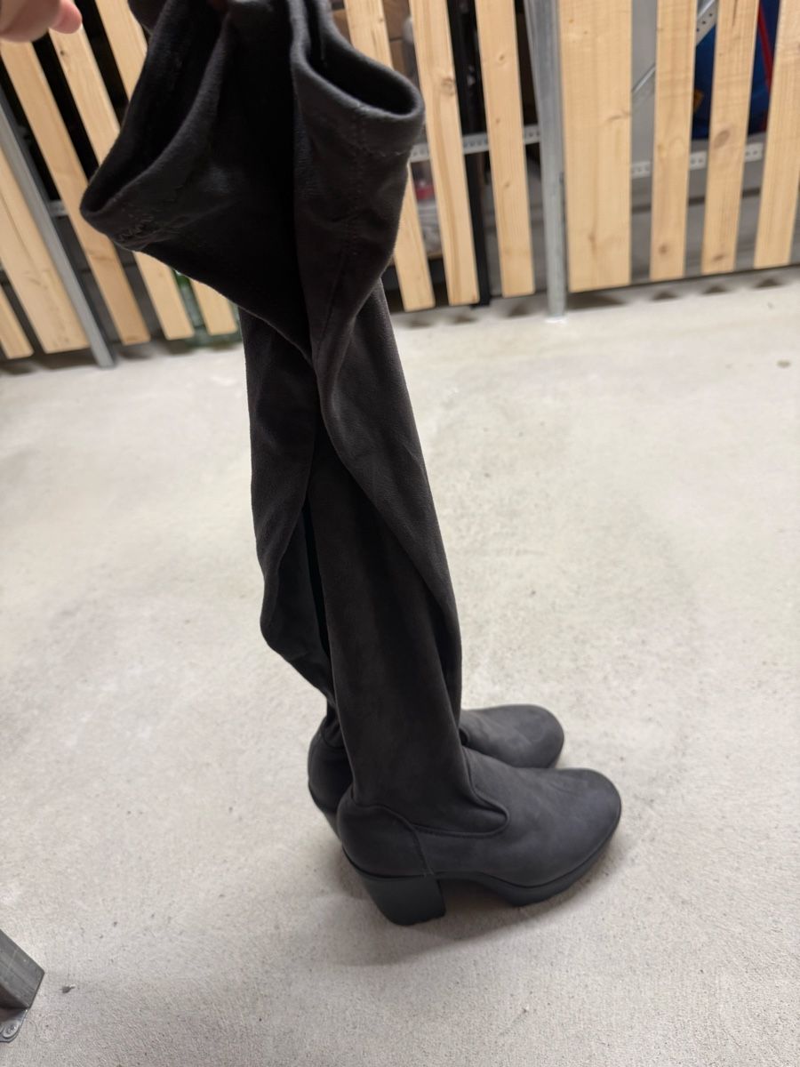 Scarpe da donna: Overknees in grau samt im grösse 37 – Usato da Dübendorf venduto da Viktorija_95 1