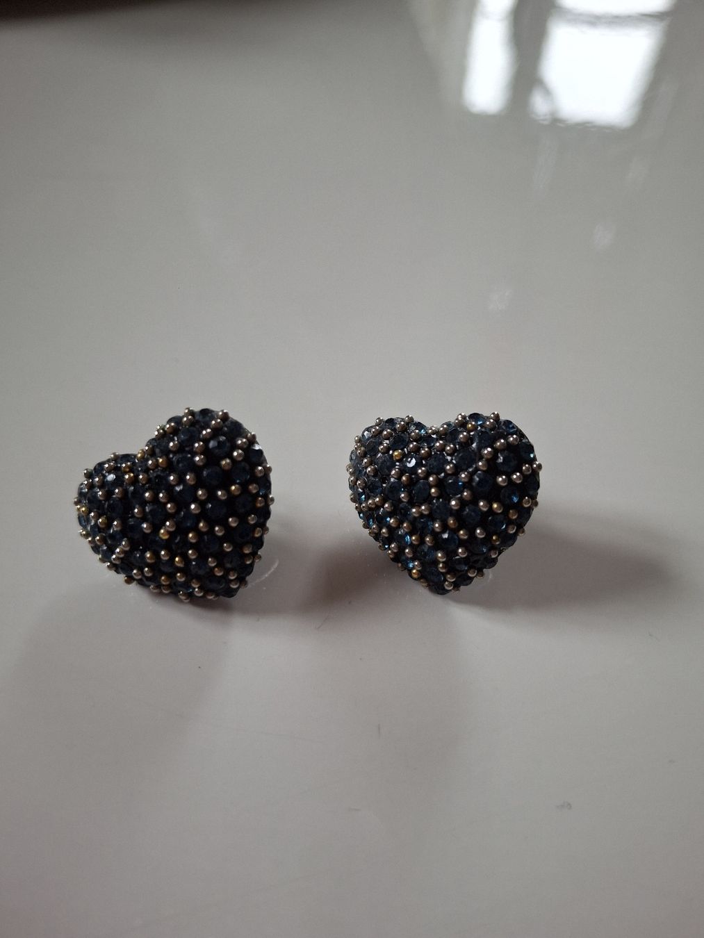 Orecchini pendenti & Orecchini a lobo: Boucles d'oreilles cœur bleu marine  – Usato da Lausanne venduto da Cognitia
