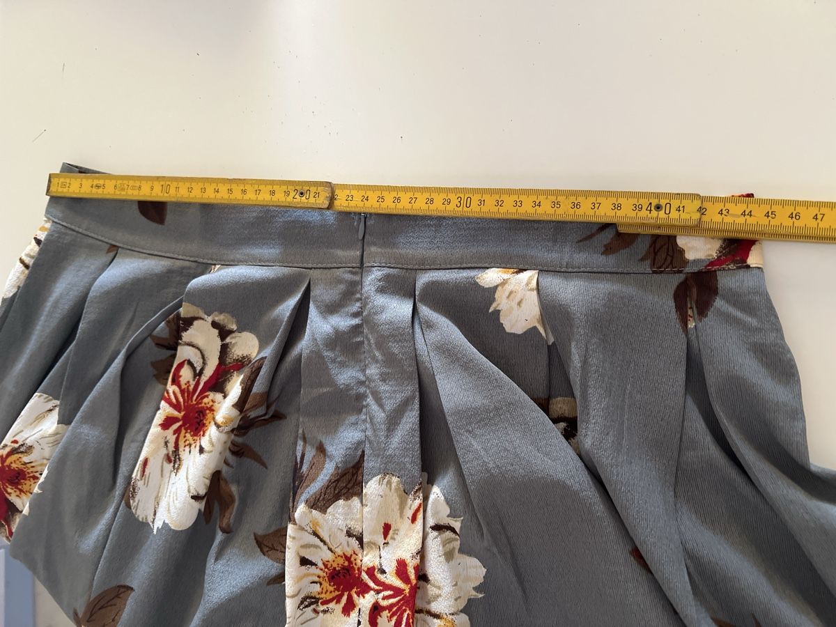 Jupes: Sommer Rock Jupe mit Blumen Grau Grösse L/XL – D'occasion à Ruggell par Malbuntiger01 1