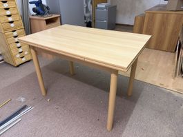Belle table à rallonge en bois clair, style scandinave. 55 c
