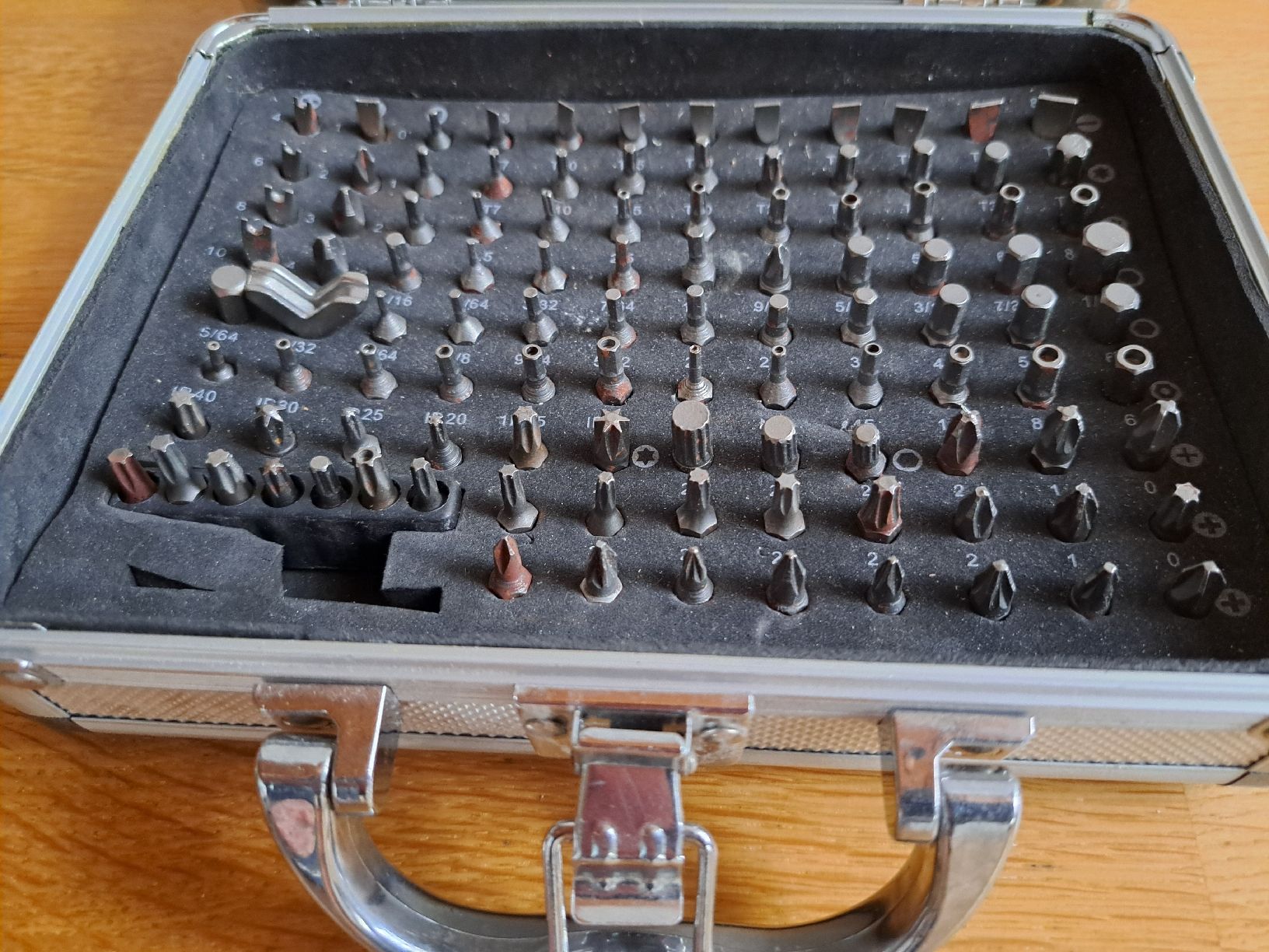 Alle Werkzeuge: Bit-Set – Gebraucht aus Morens FR von Kiscica 2