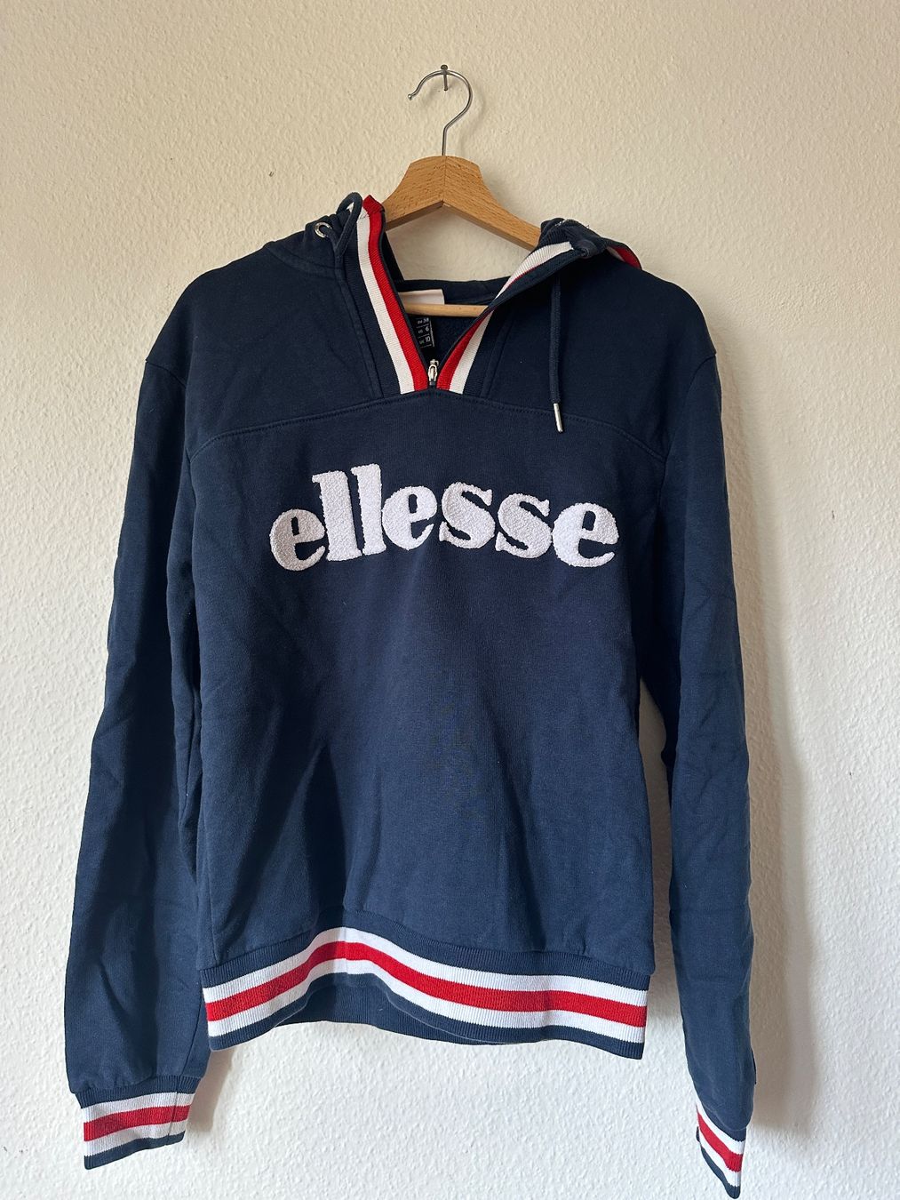 Ellesse Pullover & Sweatshirts: Ellesse Kapuzenpullover in blau Gr. 38 – Gebraucht aus Winterthur von Studi_009