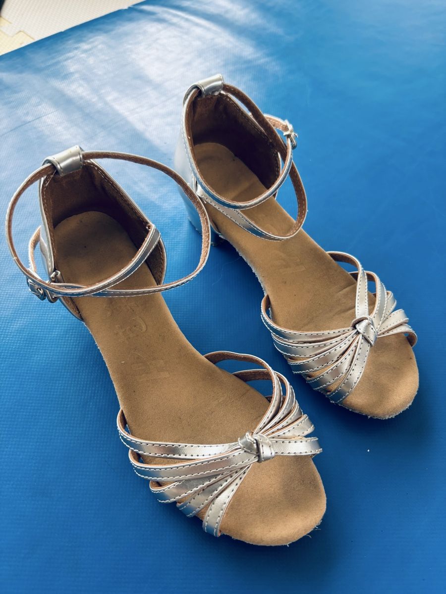 Schuhe für Mädchen: Mädchen Salsatanzschuhe Gr.32 – Gebraucht aus Emmen von H.Bettina