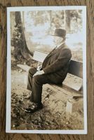 Mann auf Ruhebank im Bremgartenwakd 1929