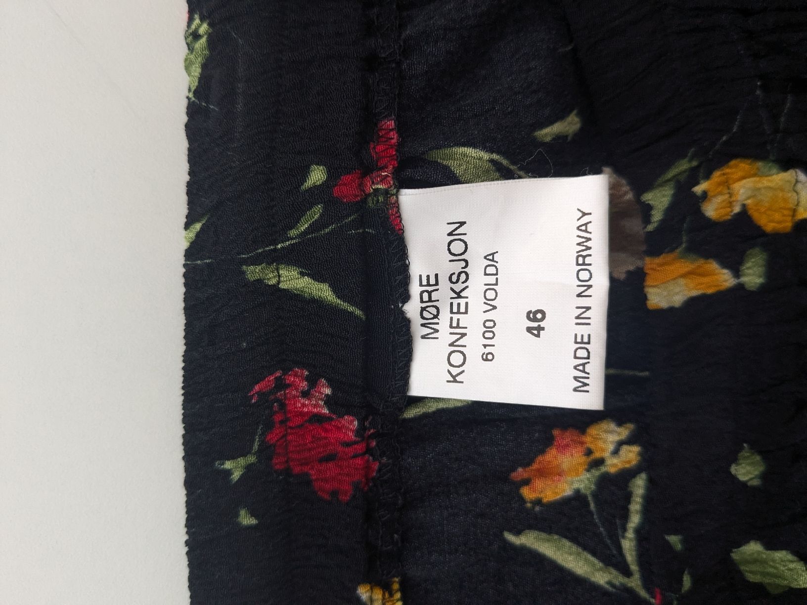 Gonne: Rock mit Blumenmuster schwarz Grösse 42 Rayon  – Usato da Rorschach venduto da olg_5qq2 2