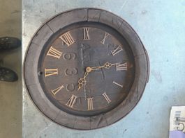 Wanduhr aus altem Bierfass Holz und Metall rustikal