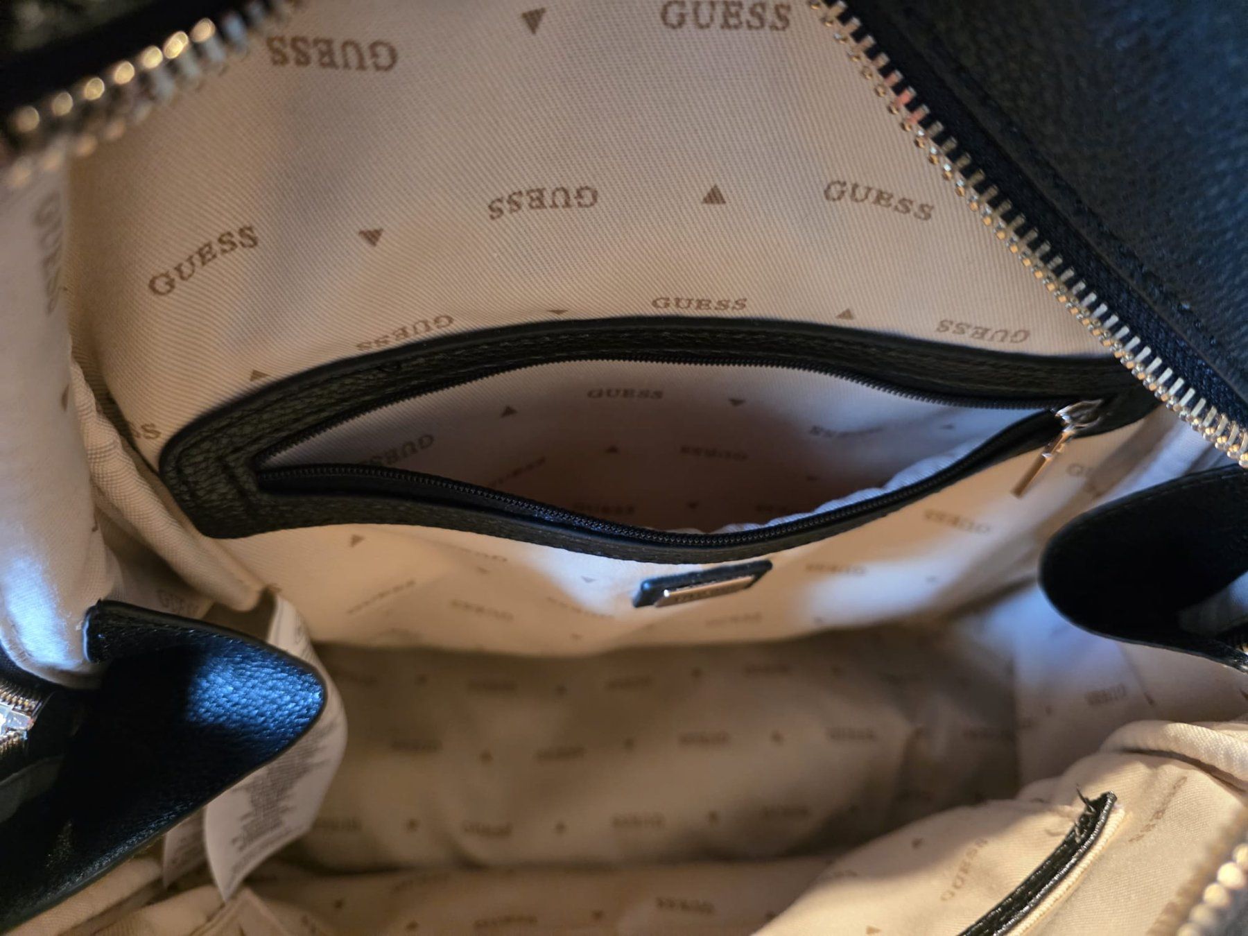 Guess Rucksäcke: Guess Damen Rucksack, Schwarz, neuwertig, Top Zustand! – Gebraucht aus Diegten von November1971 7
